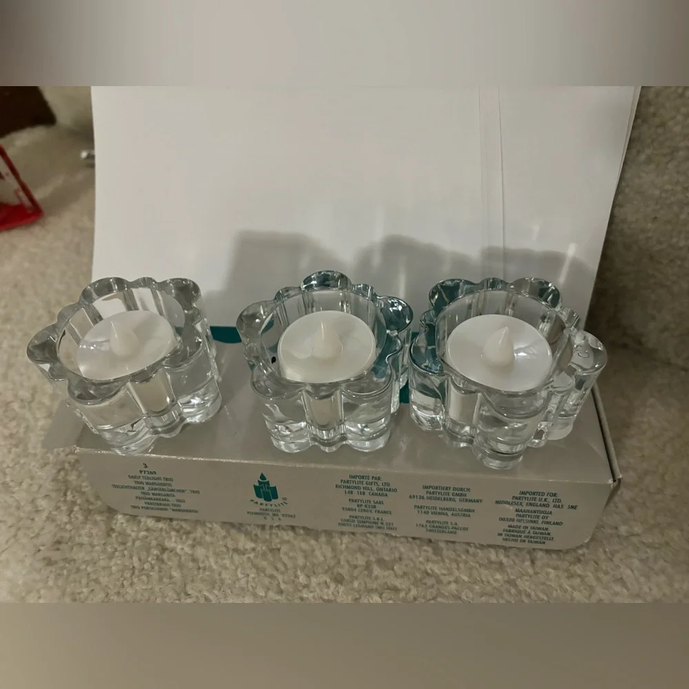 Partylite daisy tealight trio candle holders. Set of 3 - Picture 3 of 6